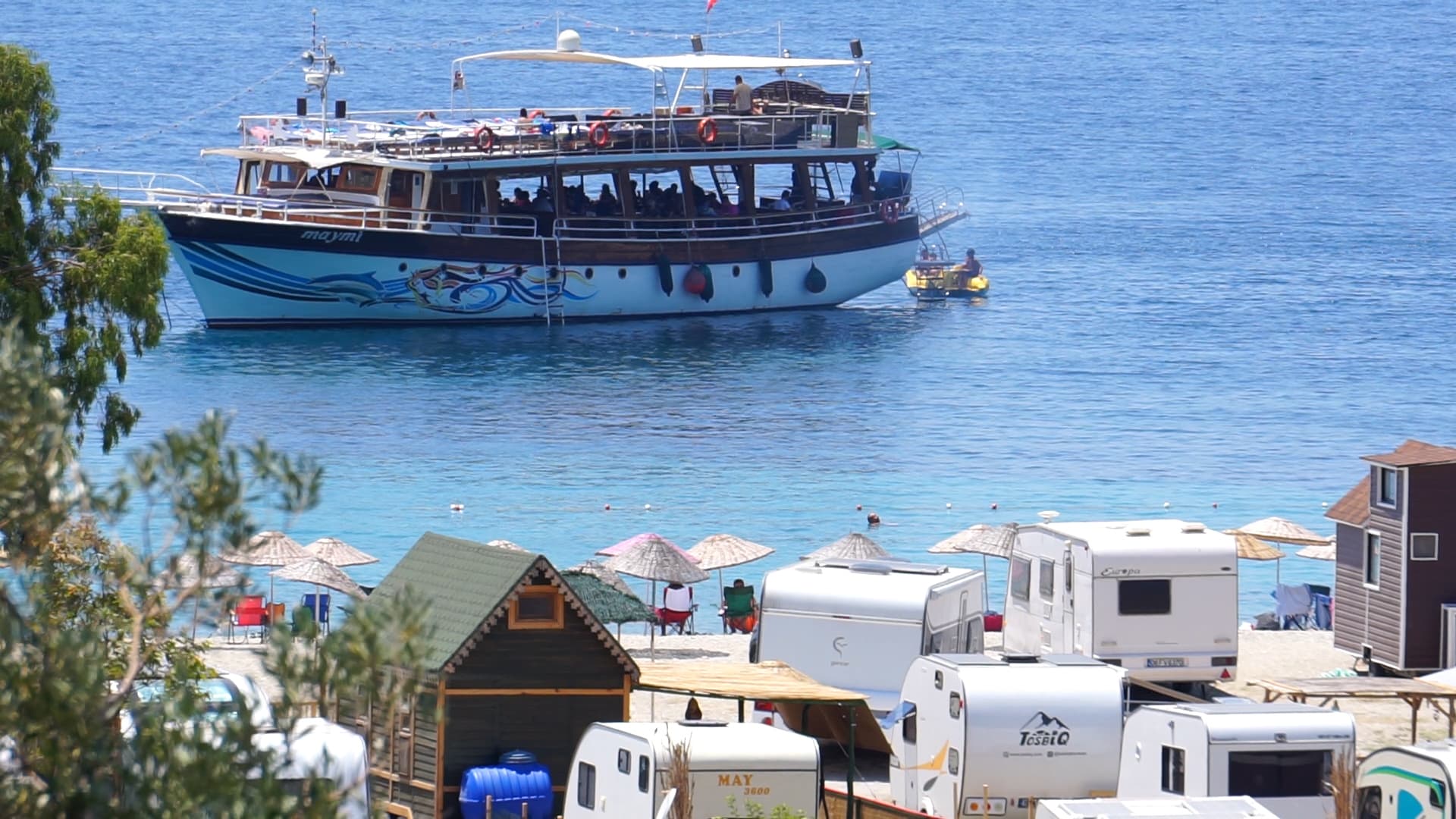 Foça'da tekne turu ve koy manzarası